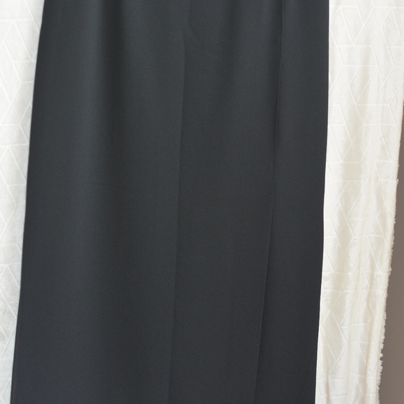 Elegant Black Women's Skirt - Picture 3 of 3